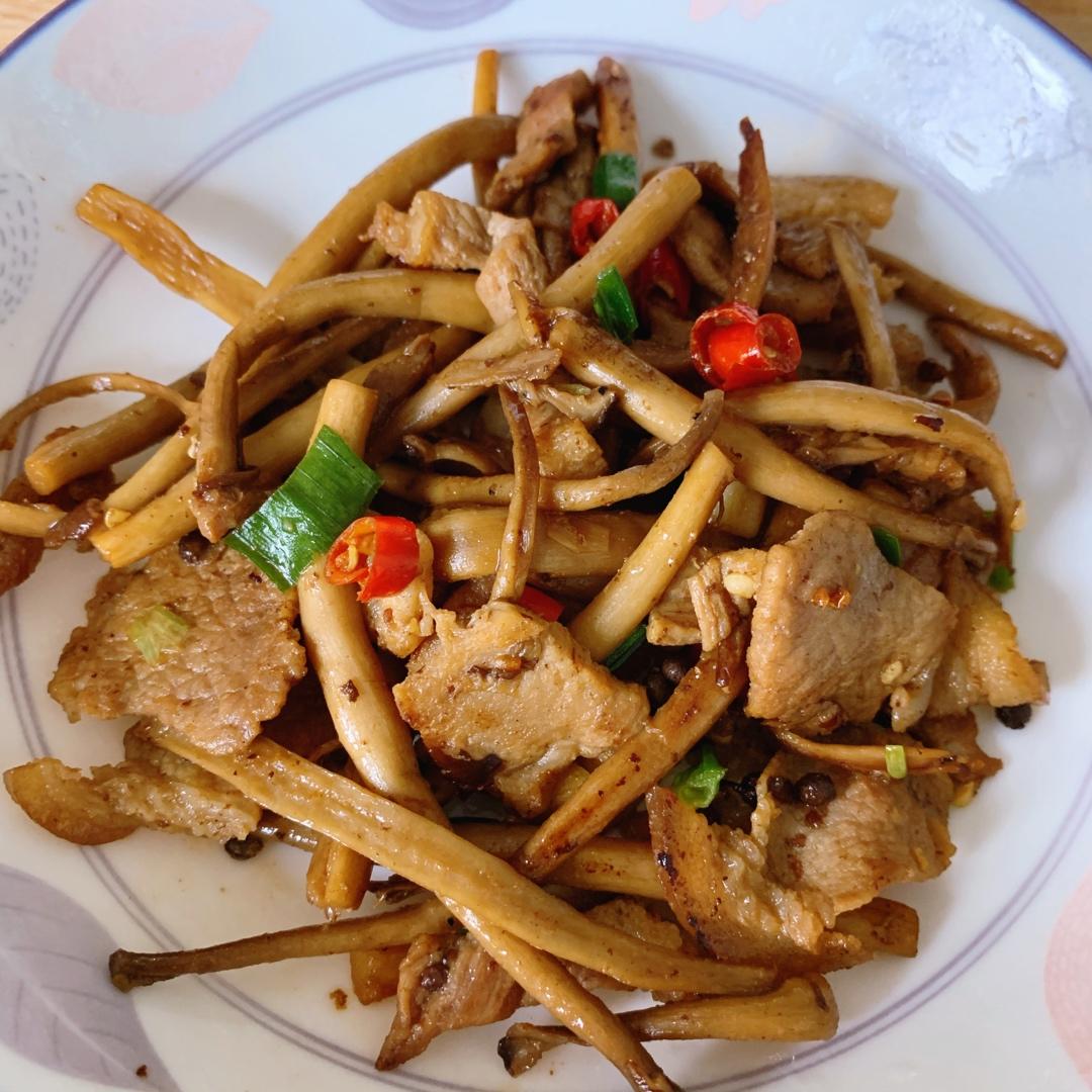 二师妹做的茶树菇炒肉片