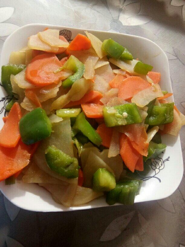 青椒炒土豆胡萝卜片