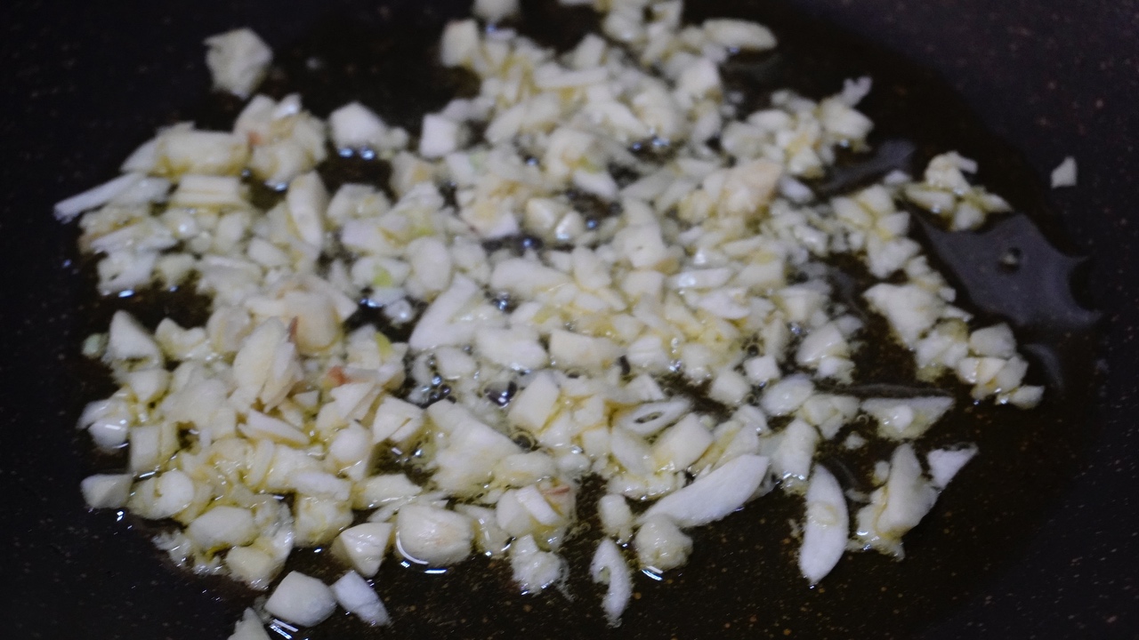 简单三步做成一碗🦞咸蛋黄小龙虾拌面的做法 步骤5