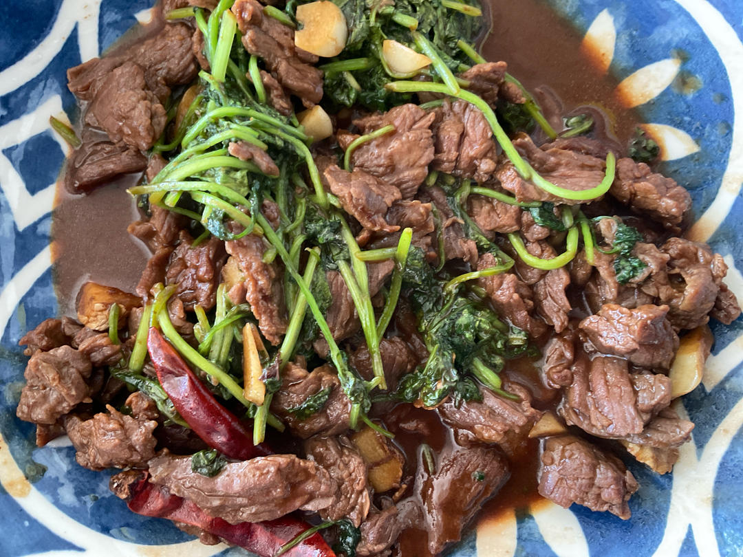 香菜炒牛肉，香辣下饭，爱吃香菜的朋友看过来，拌饭绝了