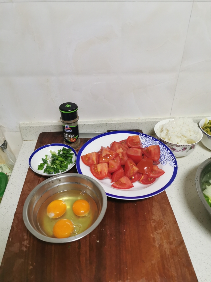 番茄炒蛋（+葱花+花椒粉版）的做法 步骤1