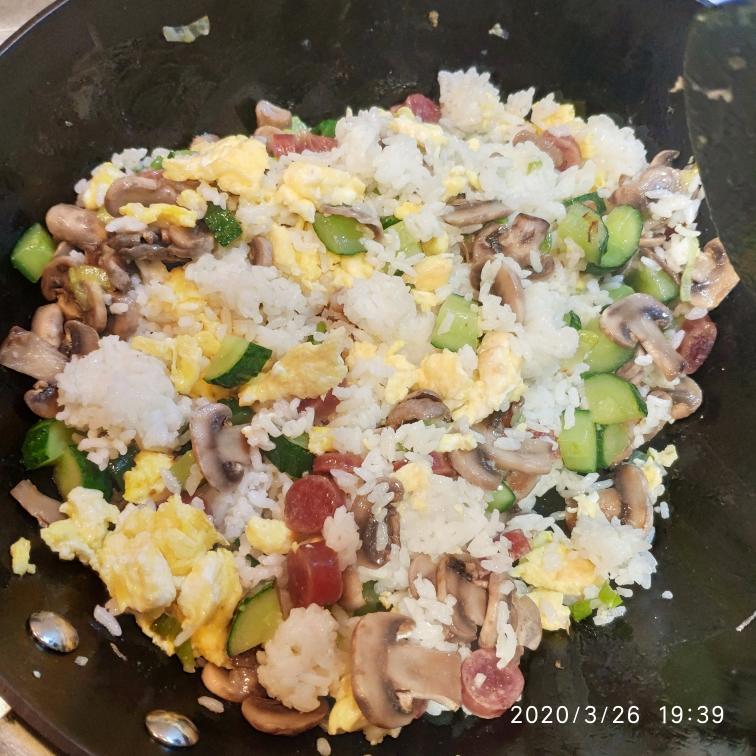 蘑菇什锦炒饭（爆香）的做法