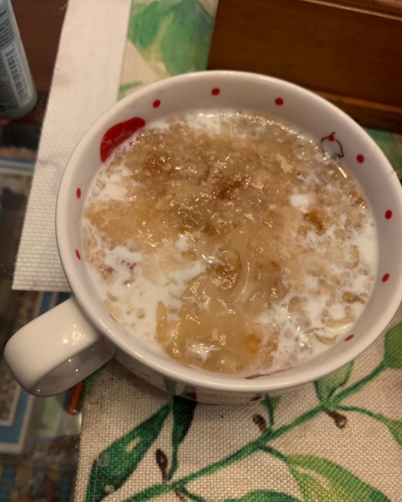银耳桃胶皂角米雪燕羹
