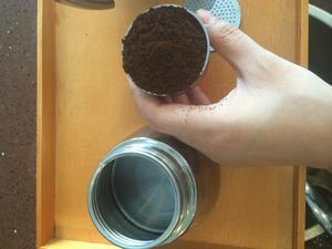 摩卡壶使用教程，在家也能做出不输于一般咖啡的香浓拿铁咖啡哦~的做法 步骤2