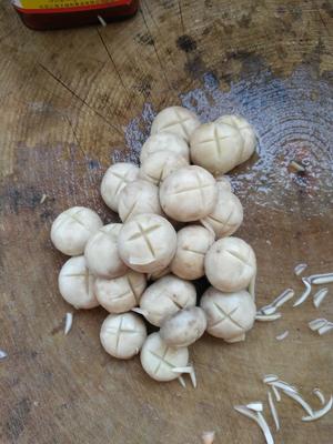 大骨头口蘑毛豆的做法 步骤2