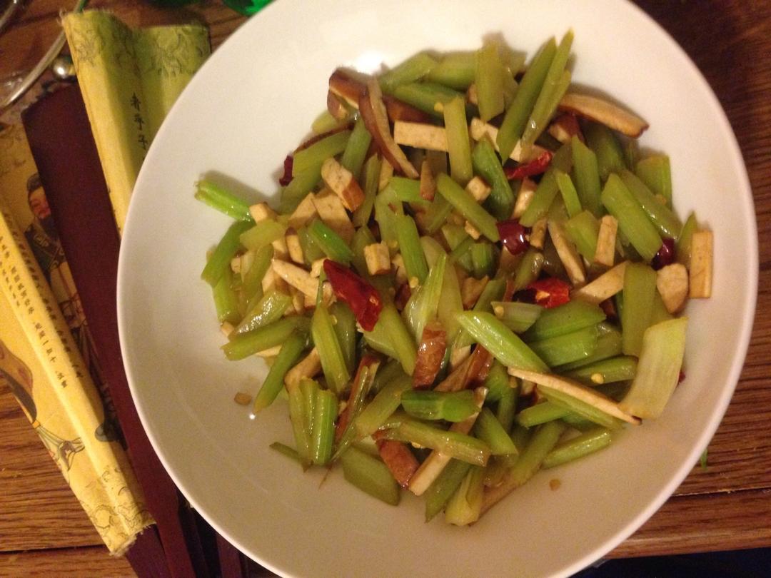 素菜：芹菜炒豆腐干