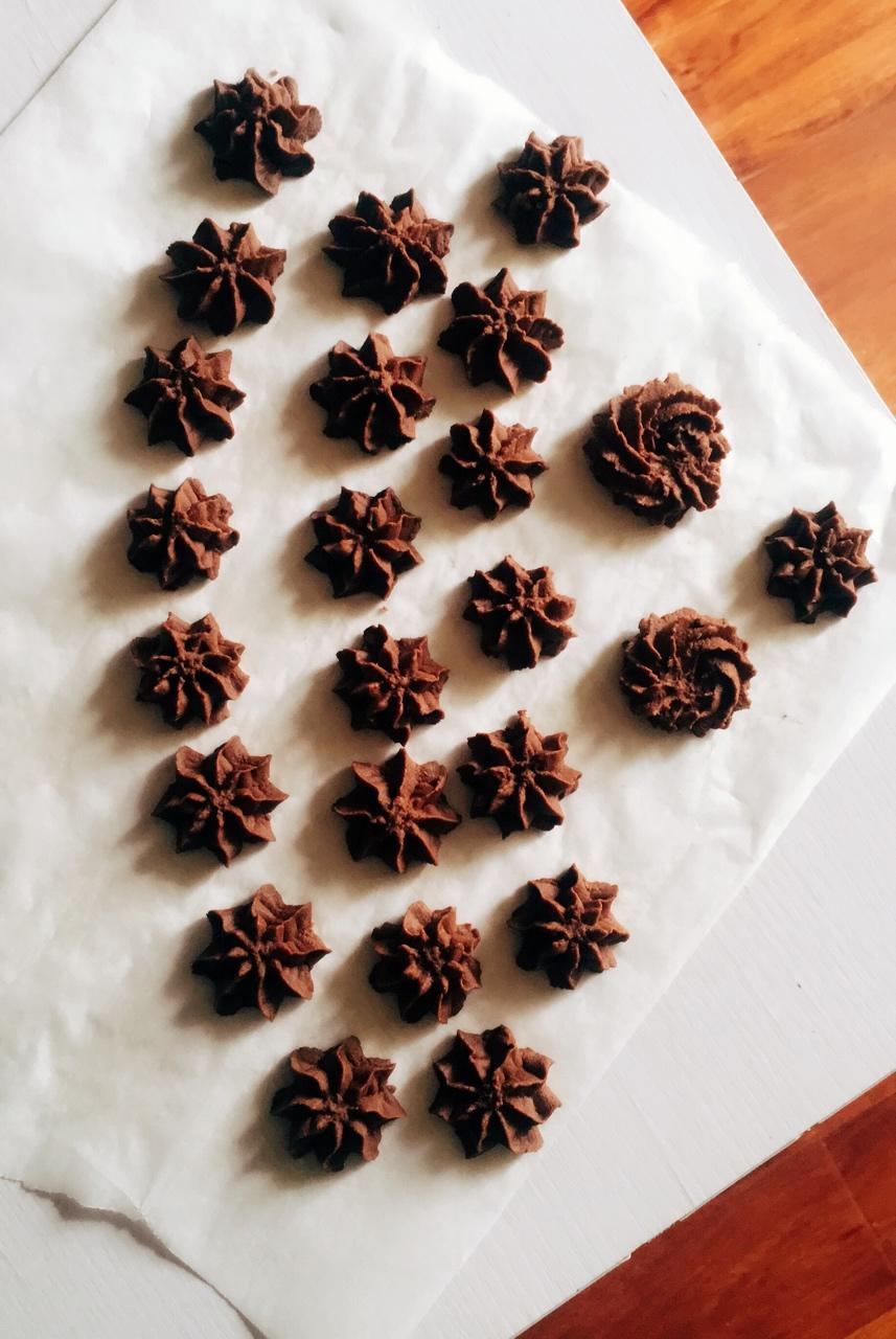 艹莓大吃货做的挤花毫无压力的巧克力曲奇