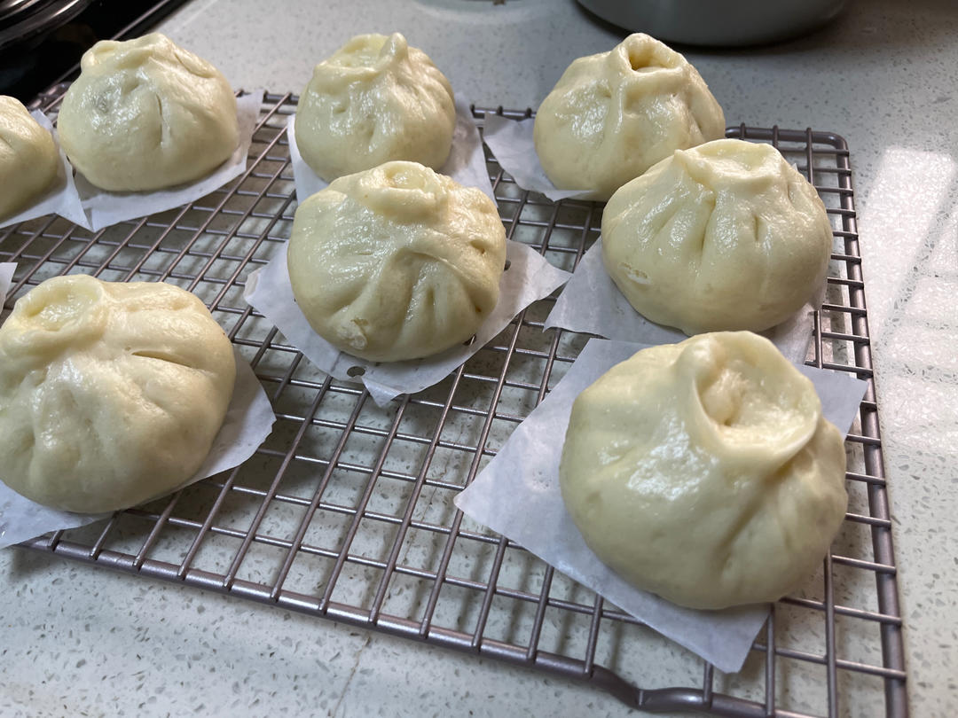 松软多汁的肉包子