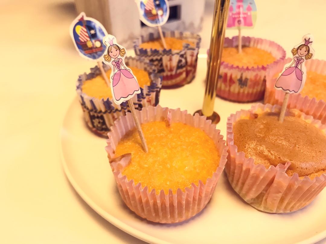 淡奶油海绵纸杯蛋糕