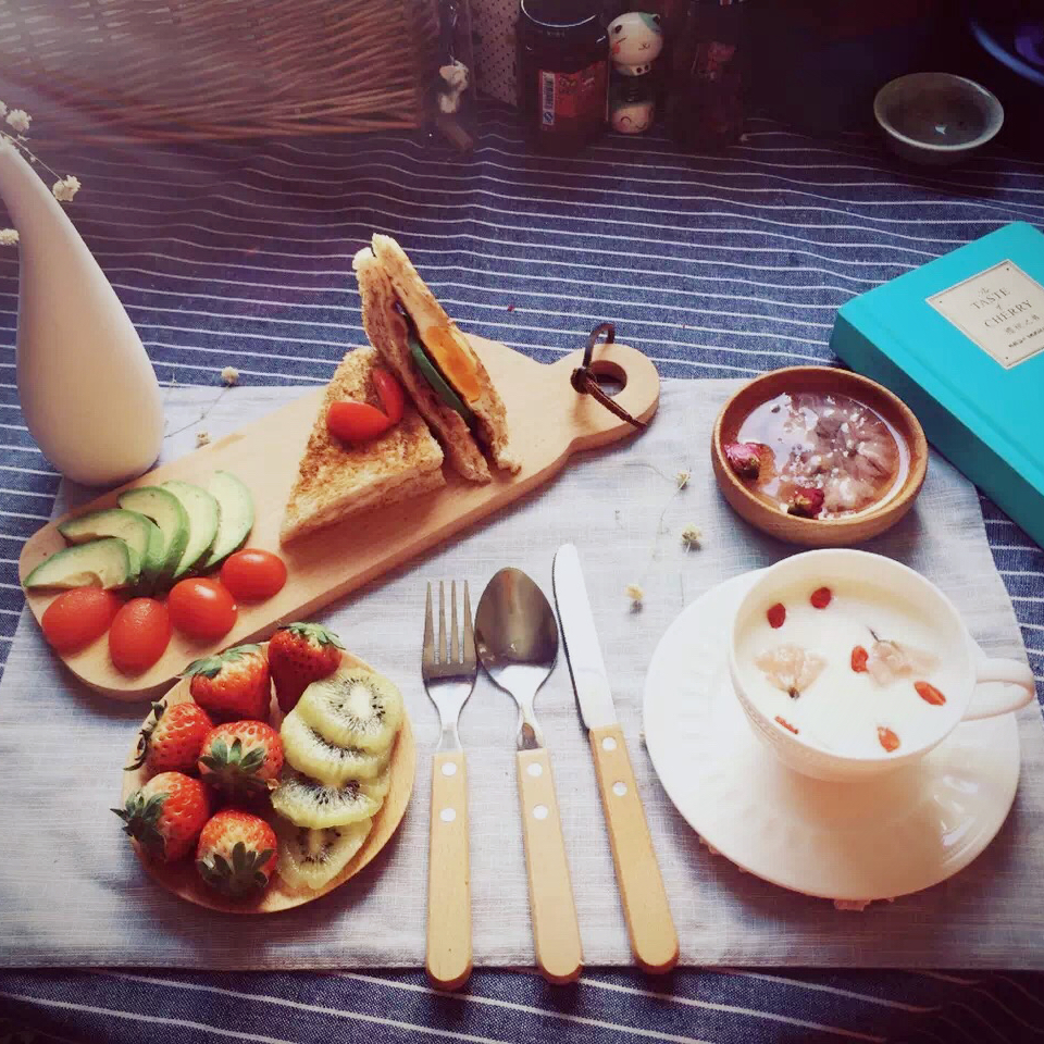 金枪鱼牛油果鸡蛋三明治