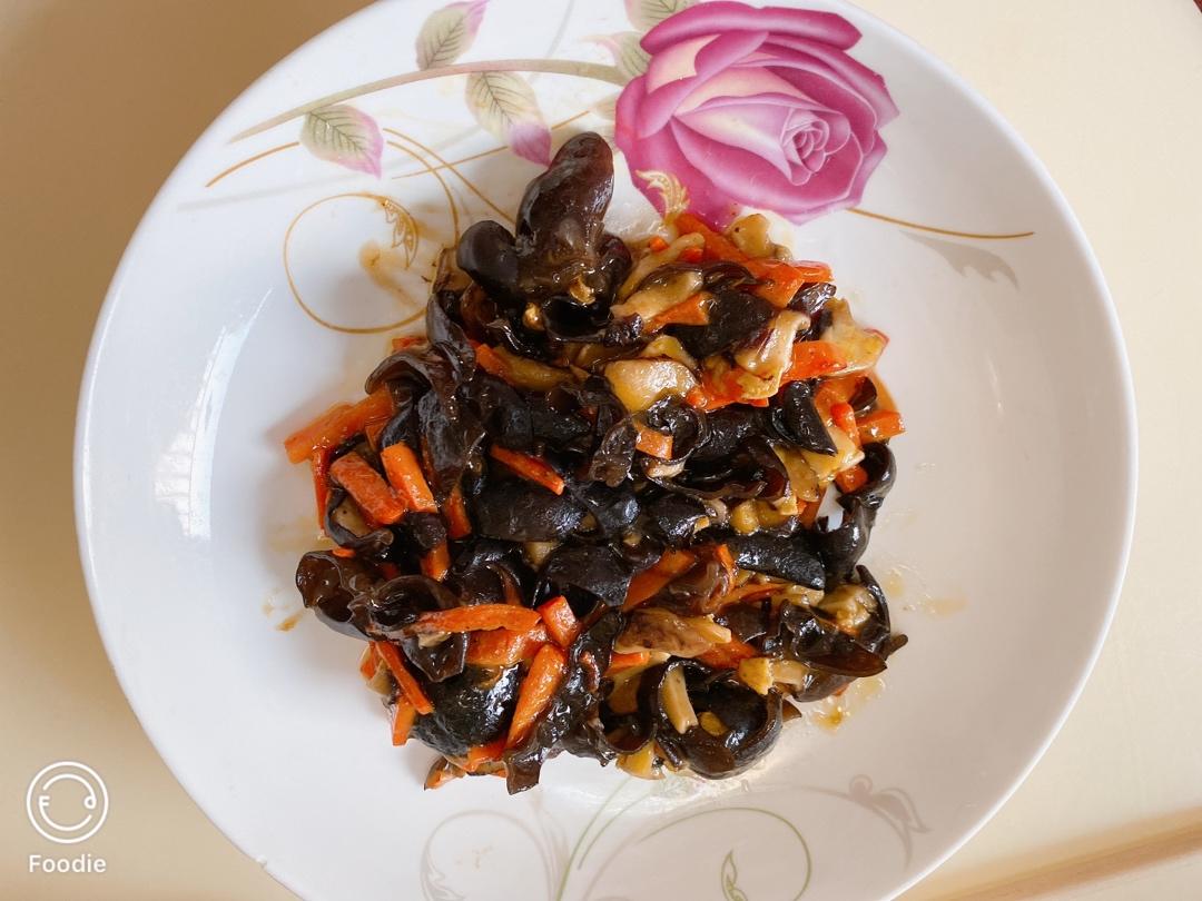 胡萝卜香菇炒木耳