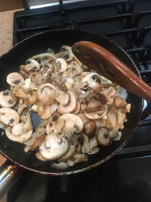 意式奶油蘑菇焖饭的做法 步骤2