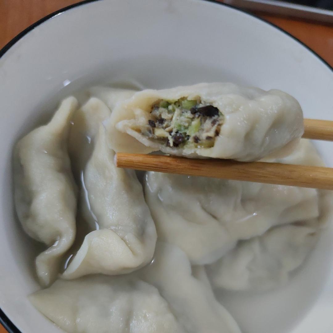 芹菜木耳鲜肉水饺
