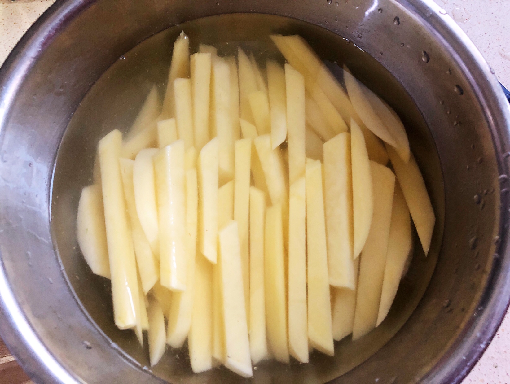 简单的炸薯条（无需淀粉无需冷冻）的做法 步骤1