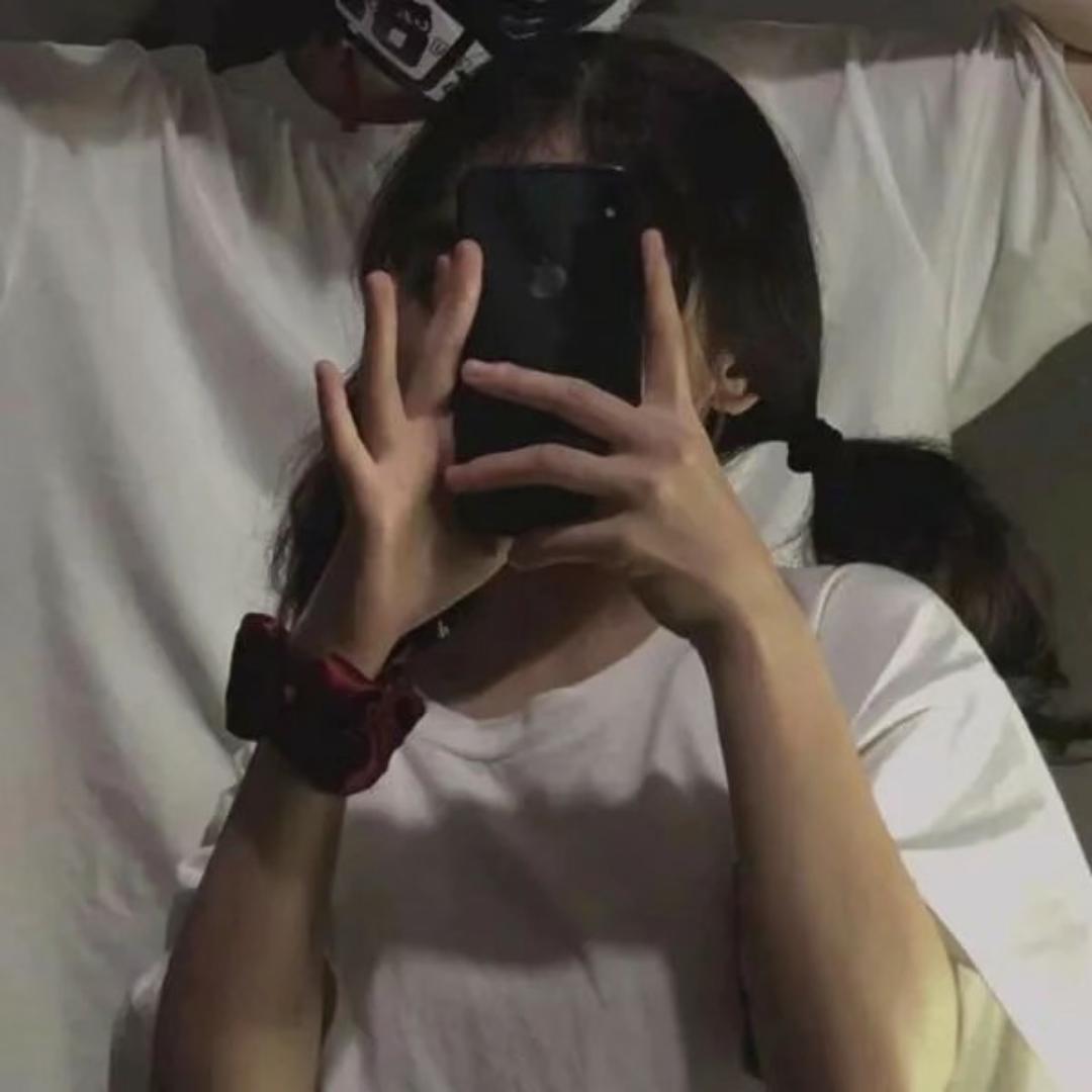 玩手机的汐汐