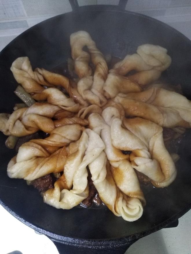 排骨扁豆焖卷子的做法