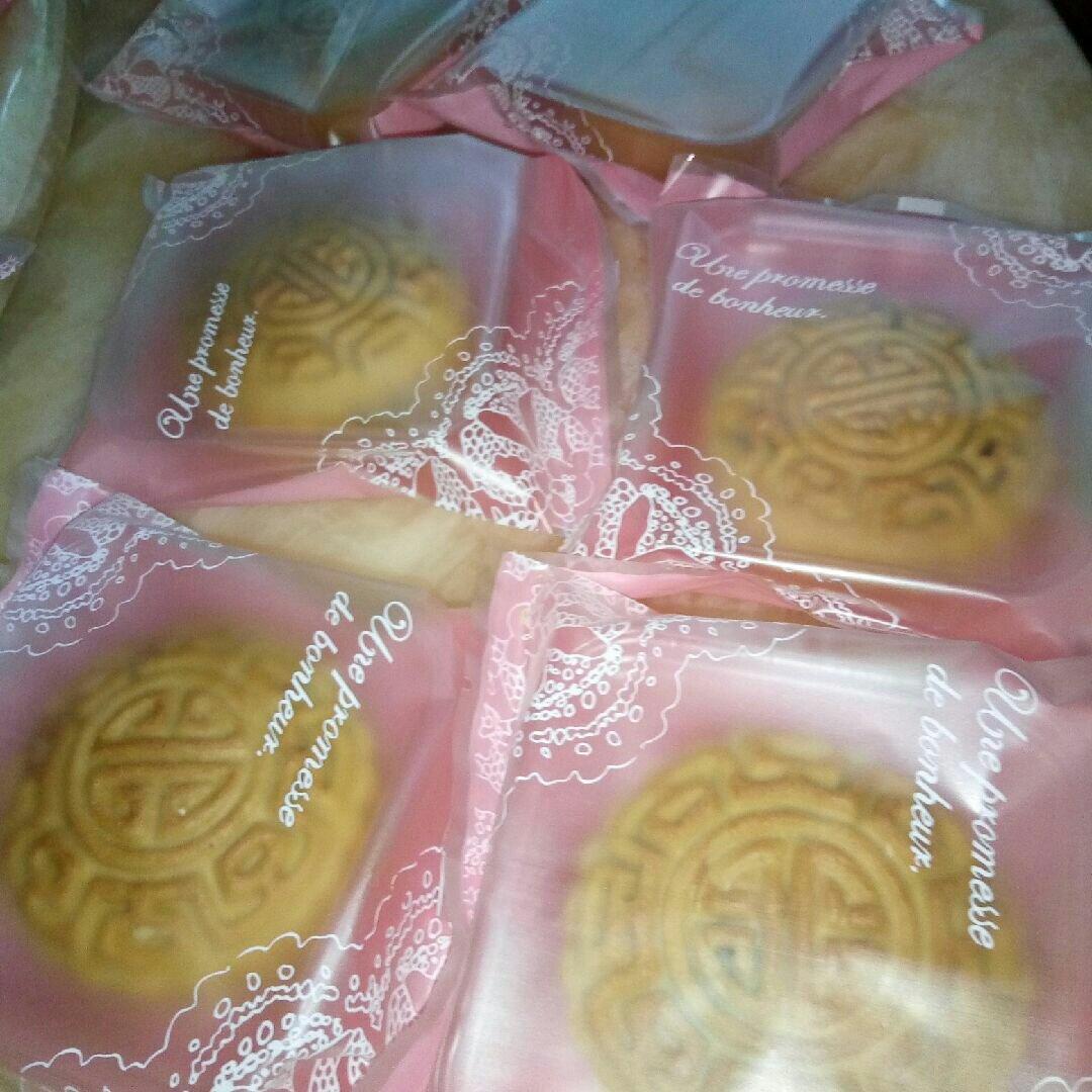 莲蓉蛋黄月饼