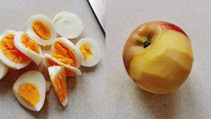 鸡蛋苹果三明治-专治小朋友不吃蛋黄的做法 步骤1