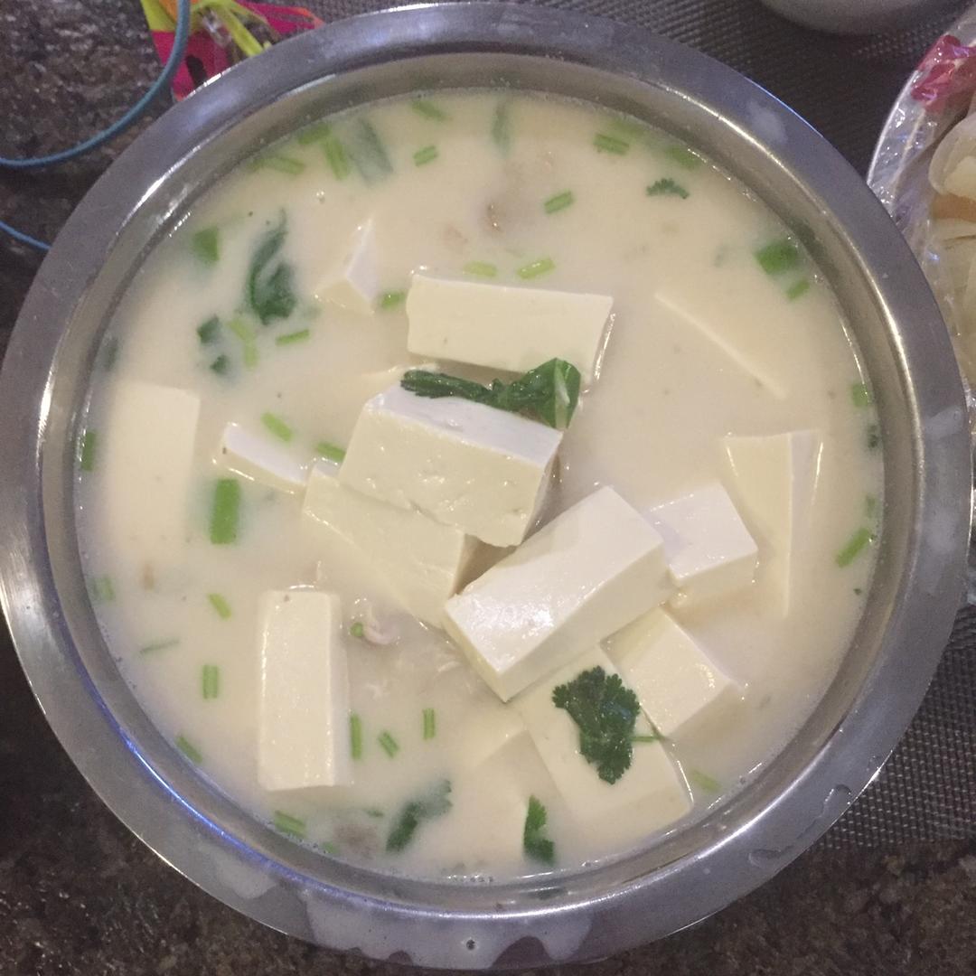 半夏夏末做的奶白鱼头豆腐汤