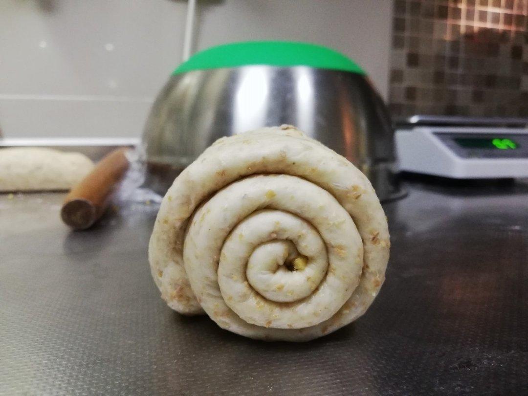 吐司整形—详解吐司一次擀卷和二次擀卷