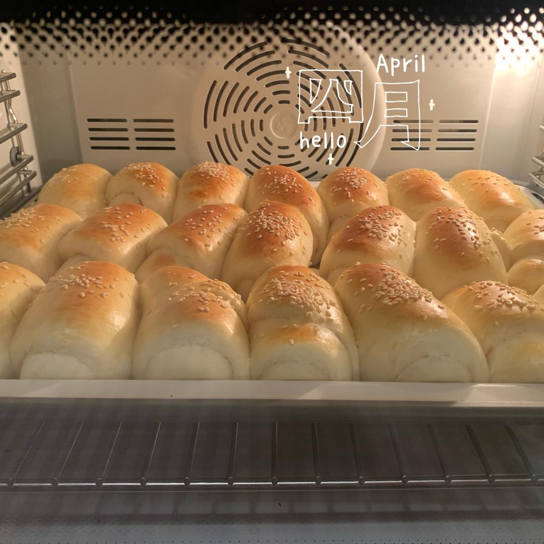 又香又软又拉丝，咬一口奶香十足！超治愈的淡奶油波兰种小餐包