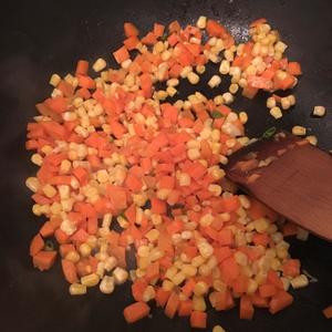 炒四丁之杏鲍菇胡萝卜爱上玉米青椒的做法 步骤3