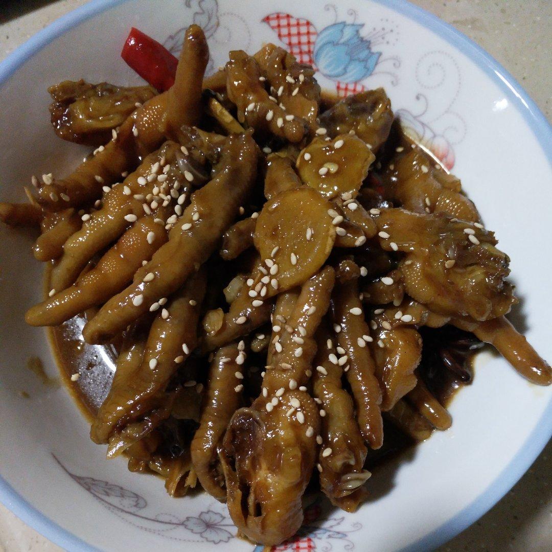爆好吃到舔手指的红烧鸡爪～喵