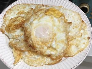 超🔥好吃哭的秘制荷包蛋，简单下饭菜『煎蛋不溅油的窍门』的做法 步骤3