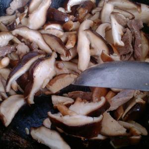 简单易做香菇炒肉的做法 步骤5