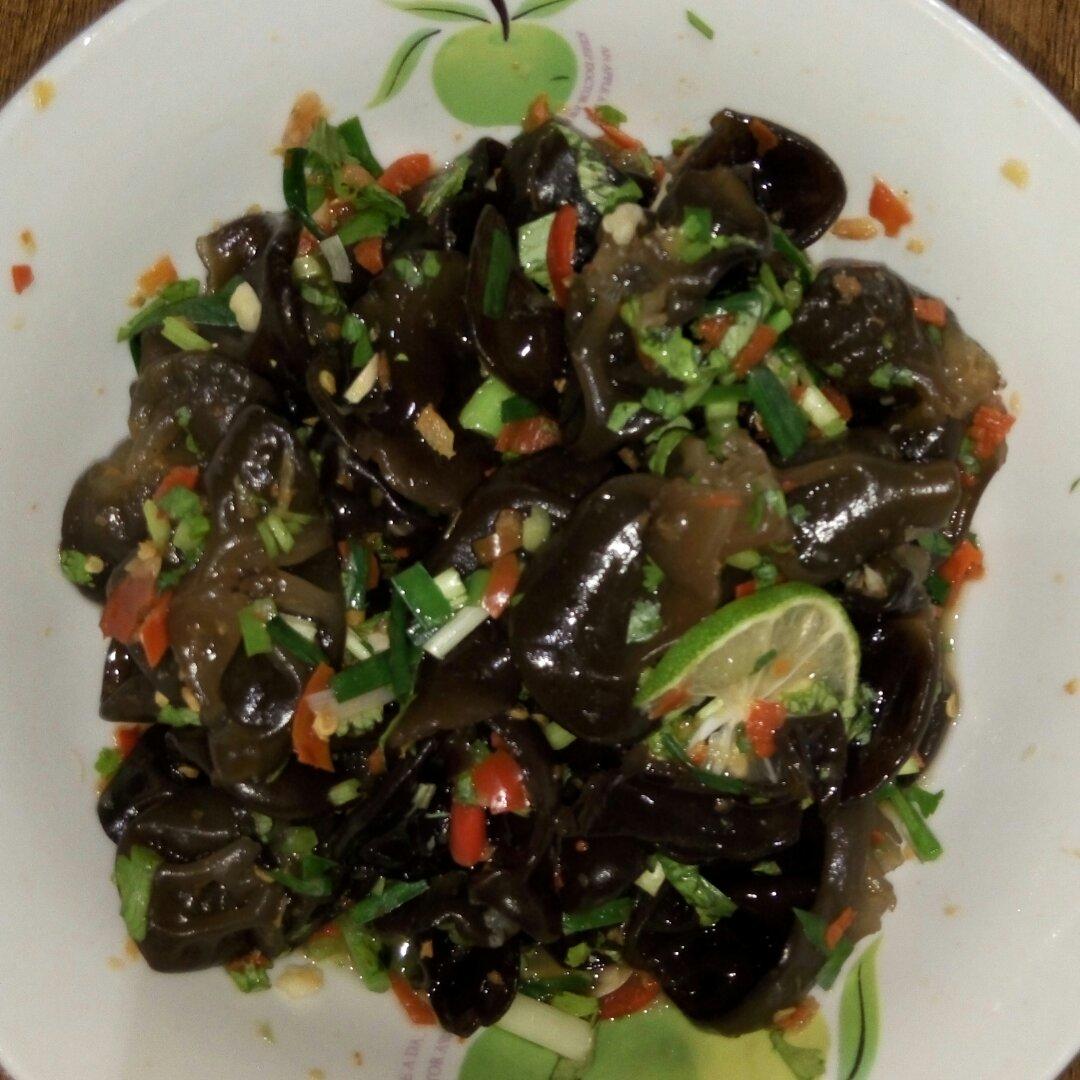 反射糊做的傣味凉拌木耳