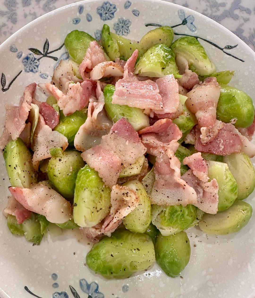 适合闺蜜聚会的小菜：黄油风味培根炒孢子甘蓝