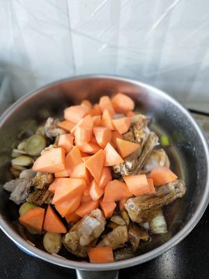 果妈厨房-土豆胡萝卜焖羊排的做法 步骤5