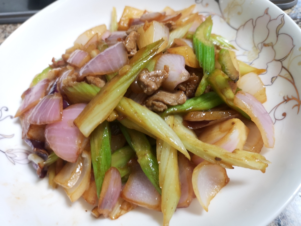 简单快手家常菜——洋葱芹菜炒肉的做法 步骤5