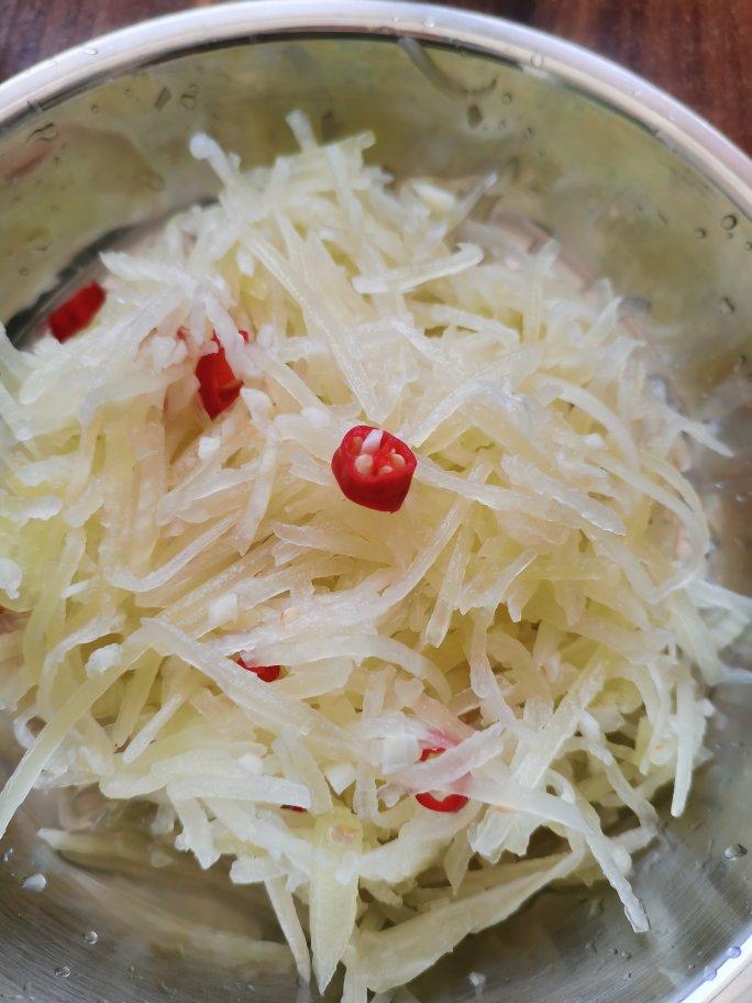 厨师长教你：夏日开胃小菜“凉拌莴笋丝”的家常做法，简单易学赶紧收藏吧