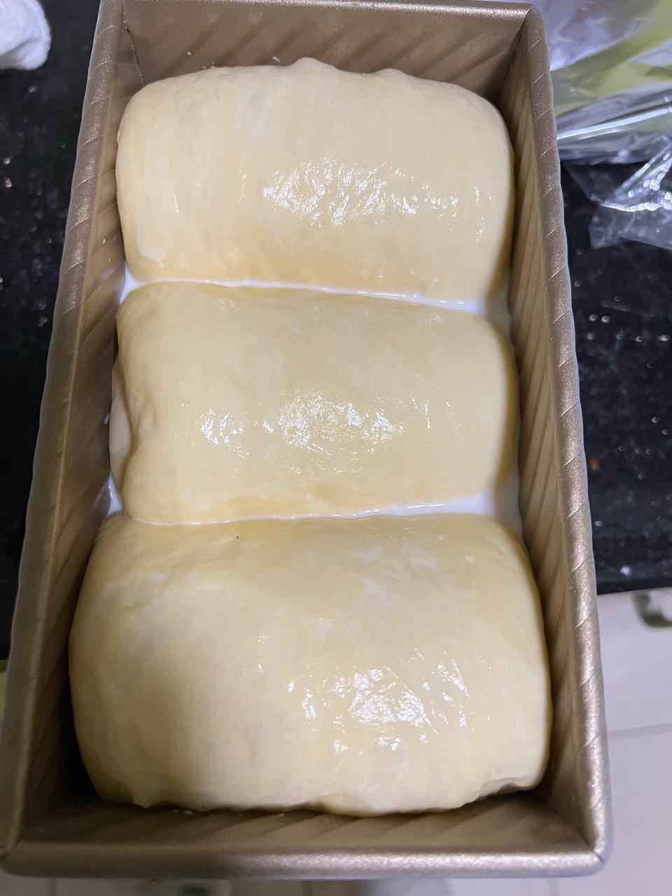 70%中种超级绵软吐司附加黑芝麻馅和椰蓉奶酥馅料