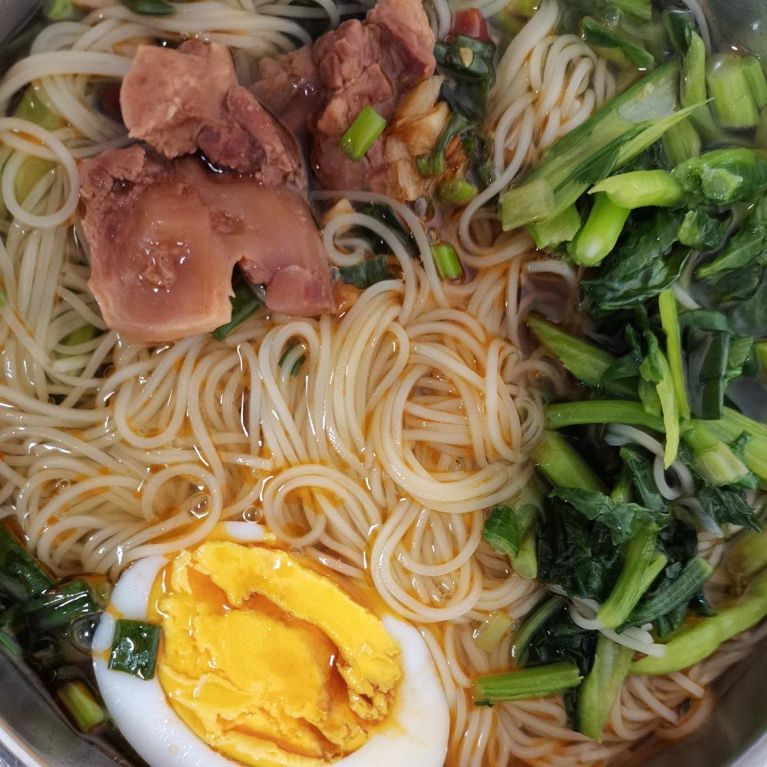 一碗清汤面 🍜 —— 秋日里的治愈系