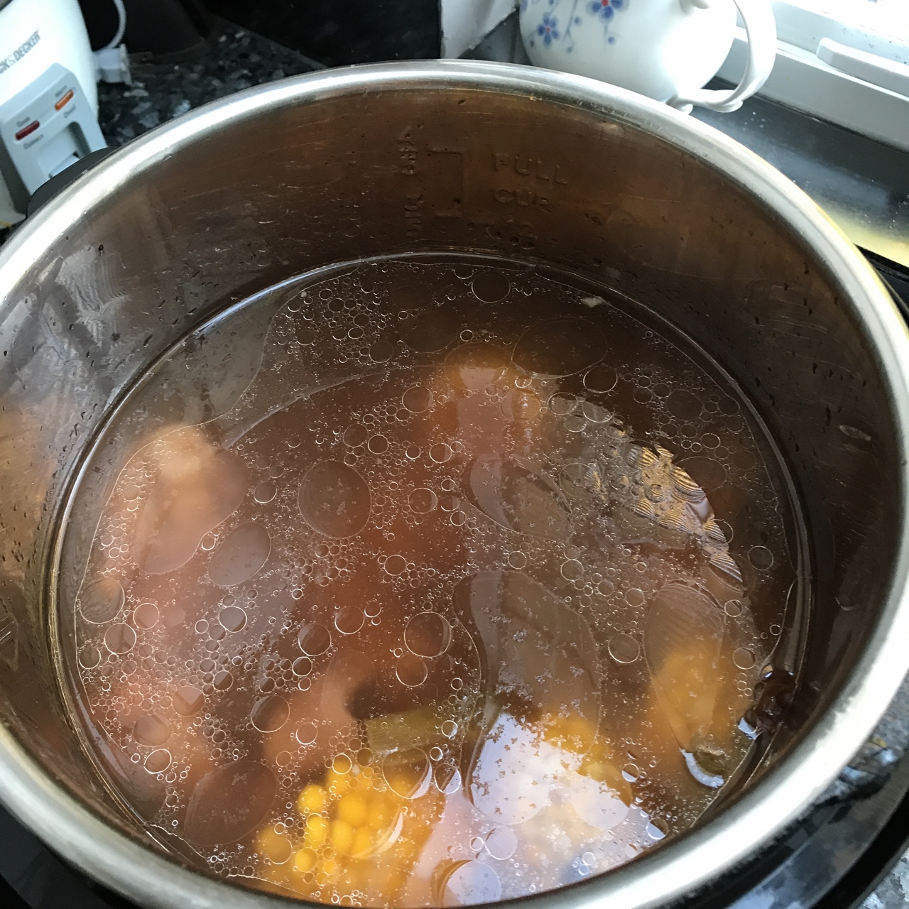 黄豆花生玉米猪蹄汤