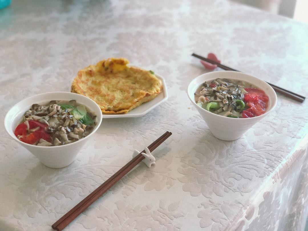 菌汤面条 看得见的香菇 尝得到的鲜美 这才是真正的菌汤
