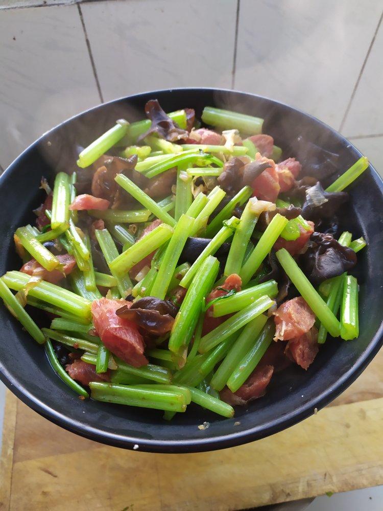 腊肠炒芹菜