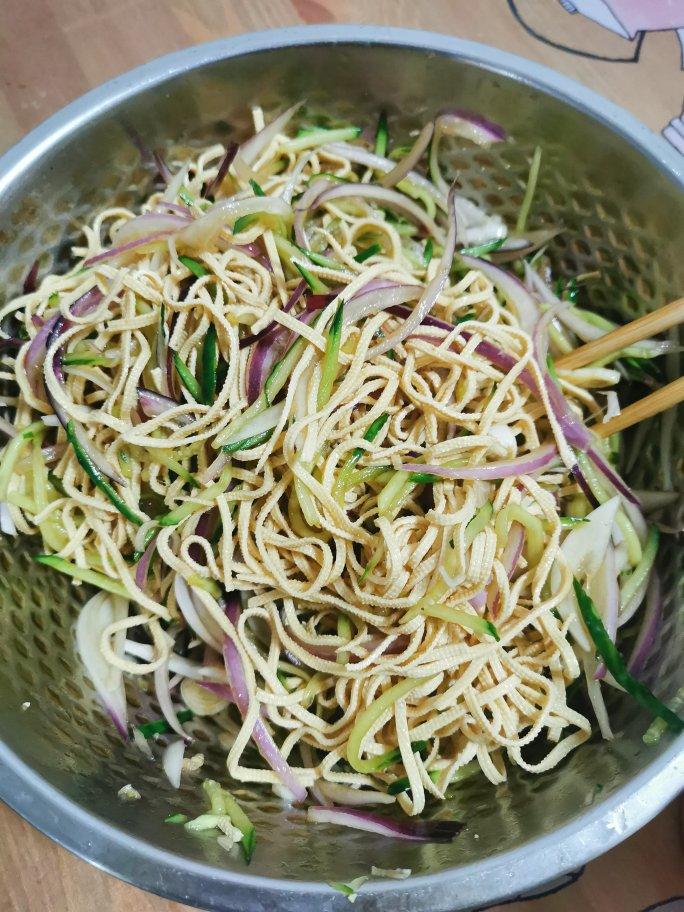 超快手的凉拌千张黄瓜胡萝卜丝