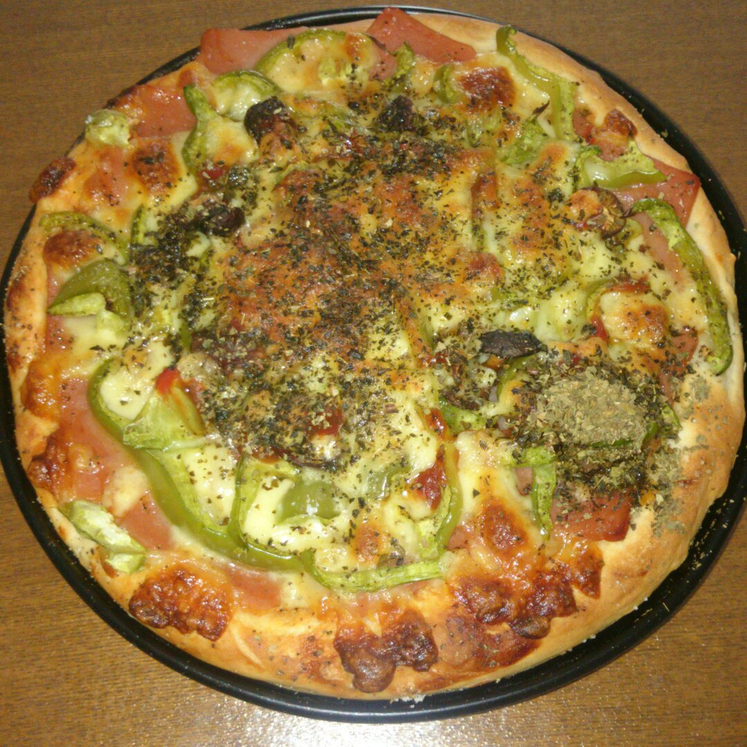 薄饼脆皮火腿pizza