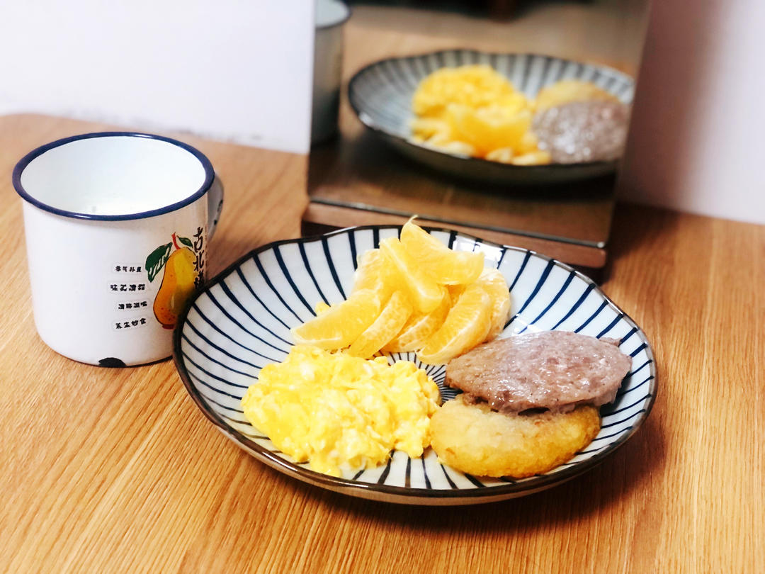 餐桌边的早餐