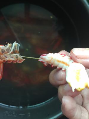 蒜香小龙虾—徒手剥虾壳去黑线技巧的做法 步骤8
