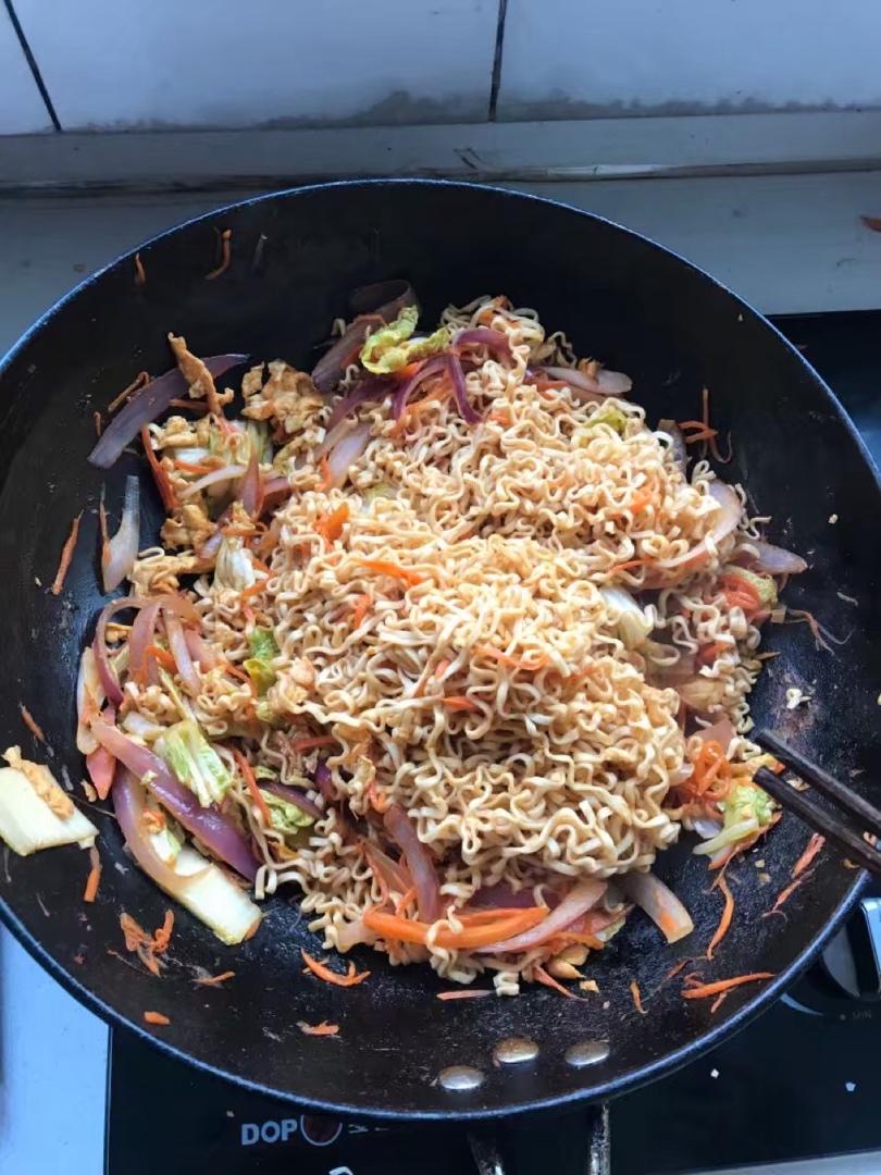 路边摊风味炒方便面