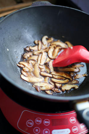 香菇油菜烩饭的做法 步骤5