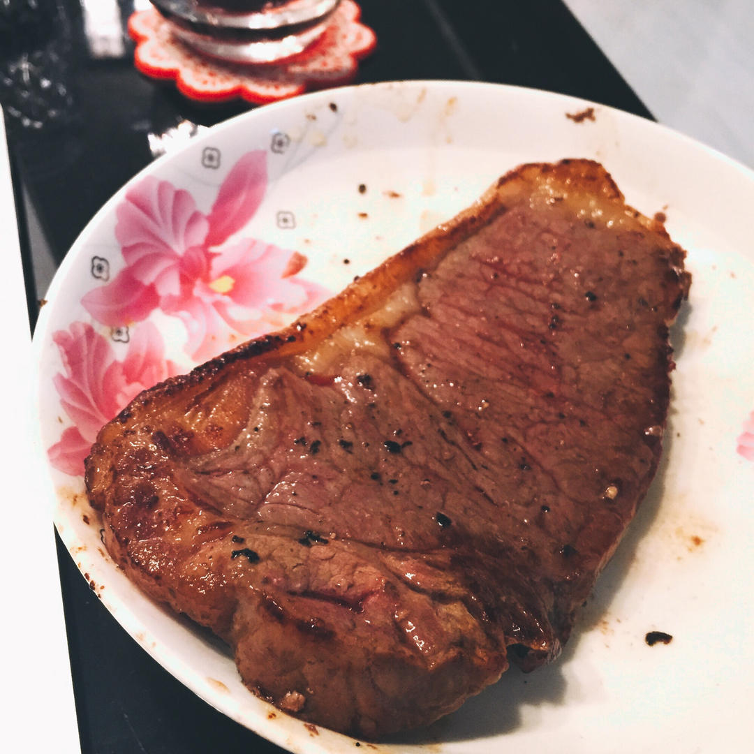 四分钟煎好一块鲜嫩多汁的牛排