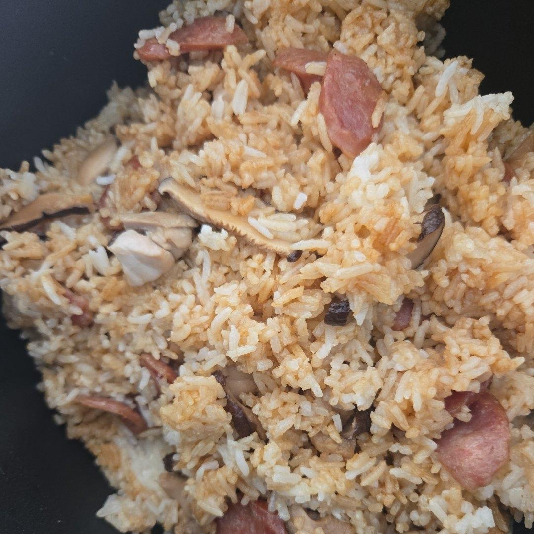 快手鸡肉腊肠煲仔饭