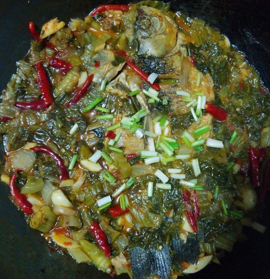 王忆初做的酸菜鲫鱼