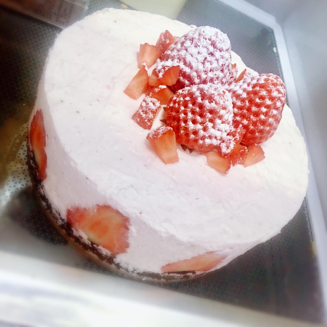 四岁小狼yo做的奥利奥草莓酸奶慕斯蛋糕(6寸)