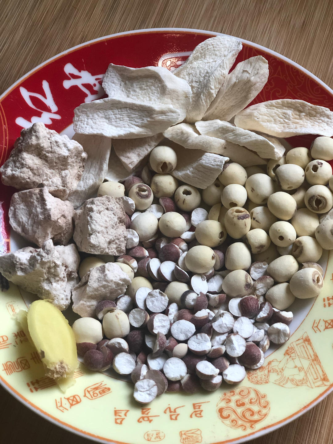 祛湿汤：莲子、茯苓、淮山、芡实瘦肉汤